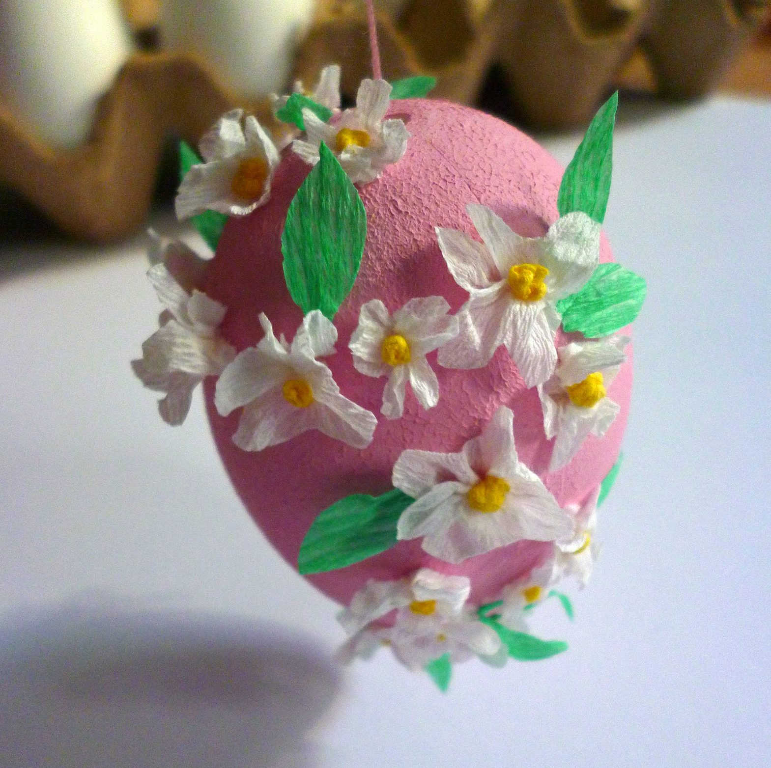 DIY Osterdeko: Osterei gestalten mit Blüten aus Krepppapier