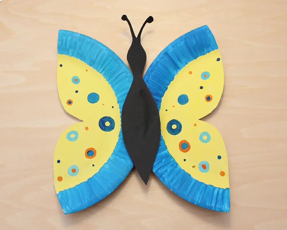 Bastelidee: Schmetterling aus Pappteller - Basteln mit Kindern.