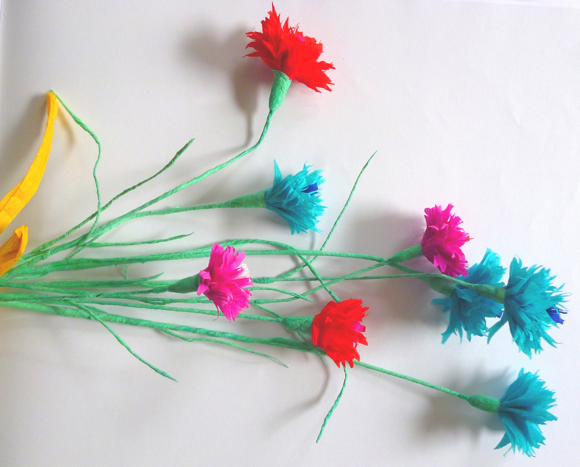 Anleitung: Blumen aus Krepppapier basteln - 3 Varianten