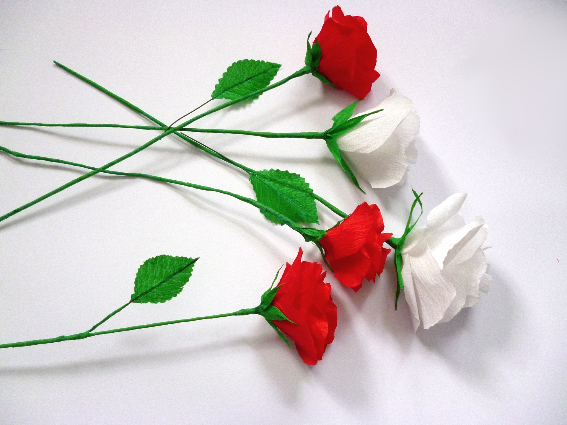 Anleitung: Blumen aus Krepppapier basteln - 3 Varianten