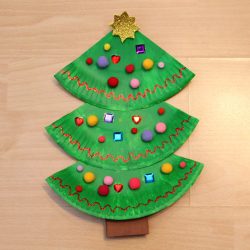 Tannenbaum aus Papptellern basteln – Anleitung (mit Tipps)