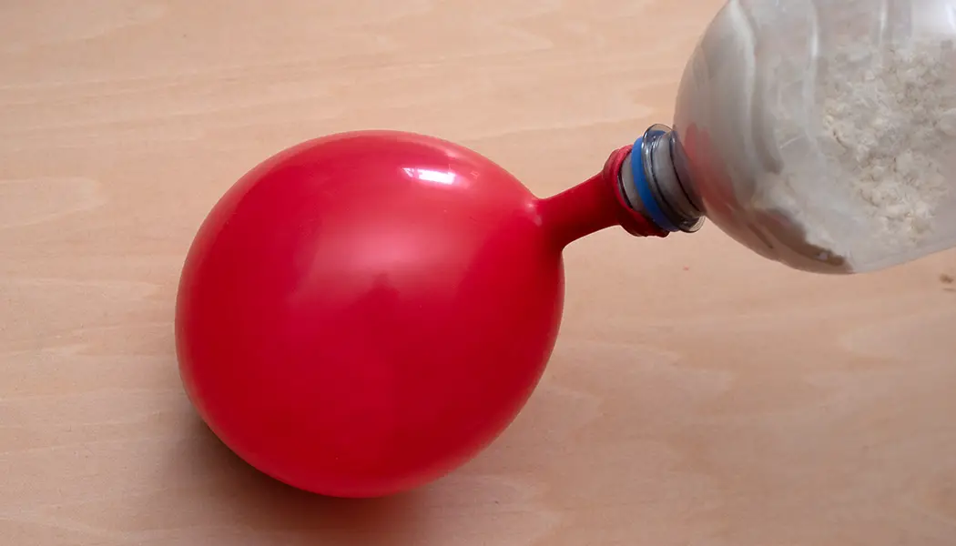 Luftballon mit Mehl befüllen für Anti-Stress-Ball