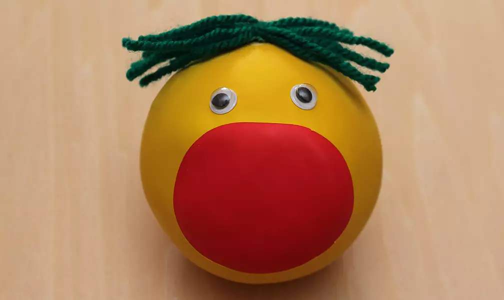 Stressball DIY mit Wackelaugen und Haaren